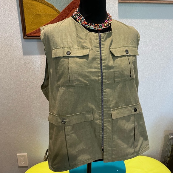 🍀3 FOR $15🍀 | Handmade | Olive | Vest | Zipper Close | 4 Lg Pocket | Gardening - Picture 5 of 16